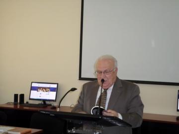 Թեքեյանն անգլերենով՝ ընթերցողի սեղանին