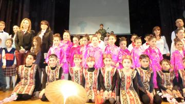 Աշակերտները շնորհավորեցին մայրերին