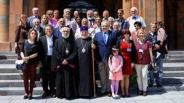 Ամենայն Հայոց Կաթողիկոսն ընդունեց արտասահմանցի գեղանկարիչներին